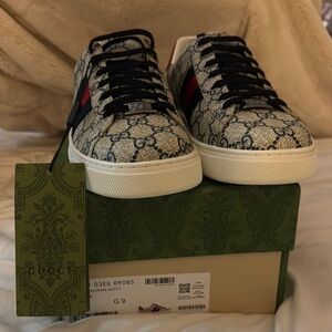 Gucci Black and White Sneakers Classic Low-Top Design